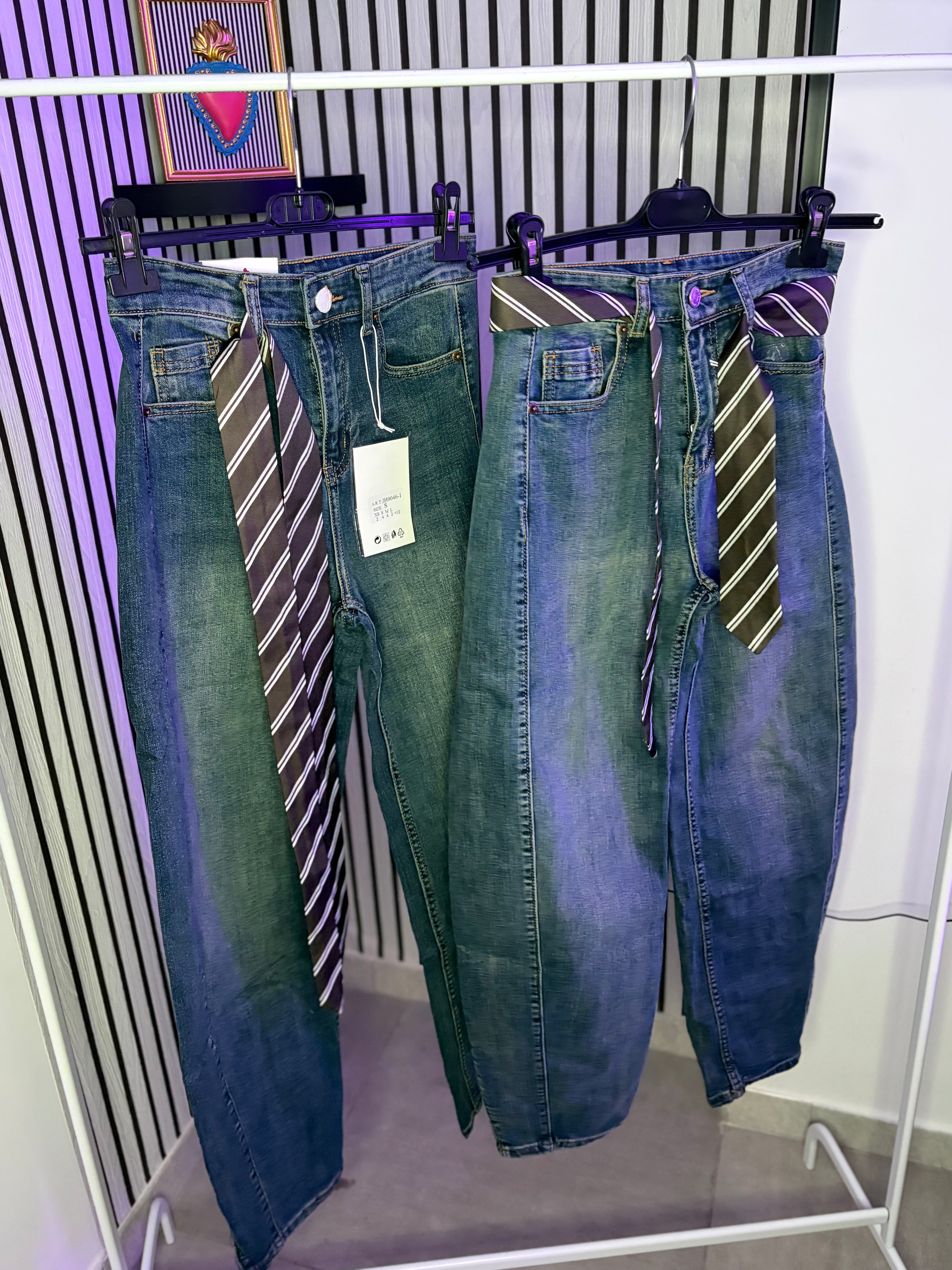 Jeans ballon con cravatta